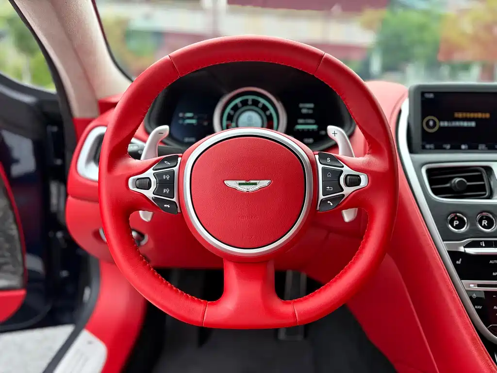 Aston Martin DB11 2019 — фото 10