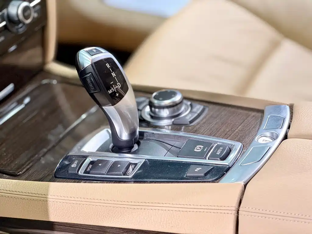 BMW 7 Series 2012 — фото 11