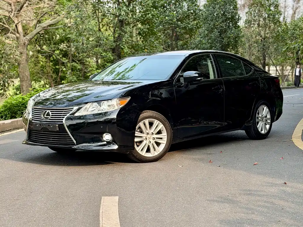 Lexus ES 2014 — фото 1