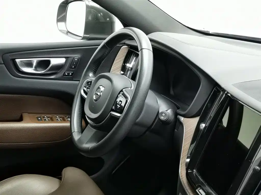 Volvo XC60 2022 — фото 22