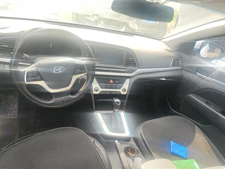 Hyundai Elantra 2016 — фото 12