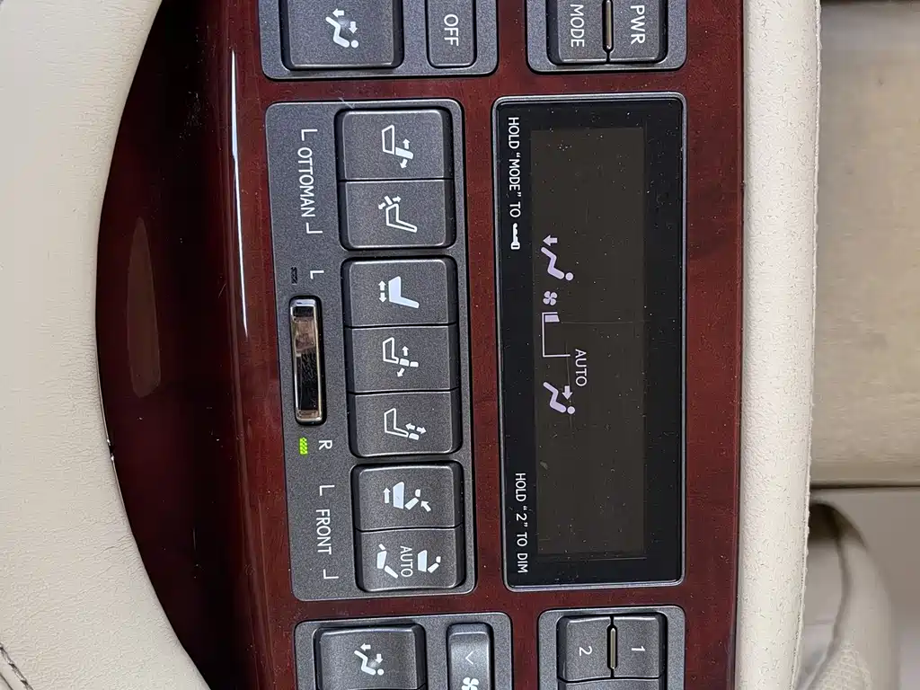 Lexus LS 2011 — фото 16