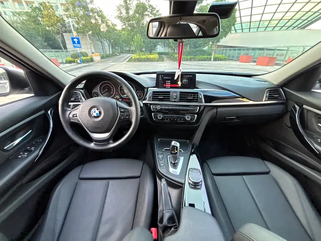 BMW 3 Series 2019 — фото 17