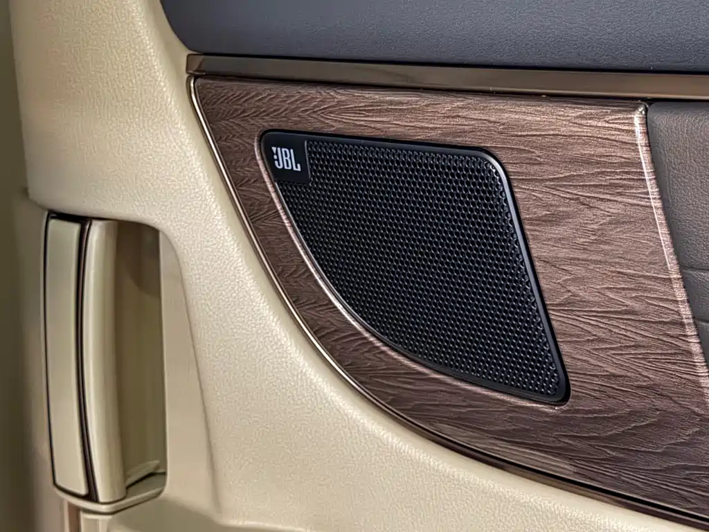 Toyota Vellfire 2023 — фото 13