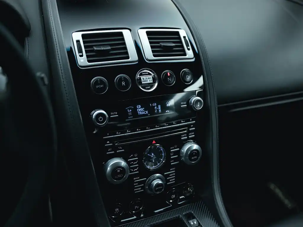 Aston Martin V8 Vantage 2013 — фото 14