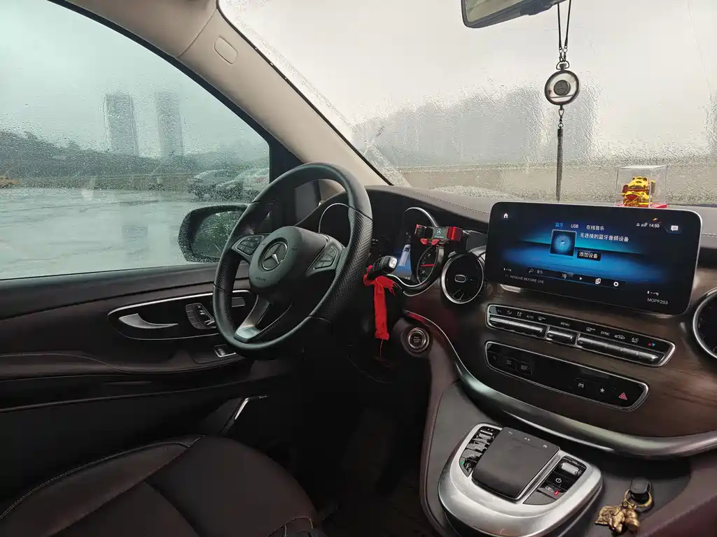 Mercedes-Benz V-Class 2023 — фото 16