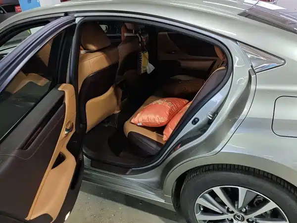 Lexus ES 2020