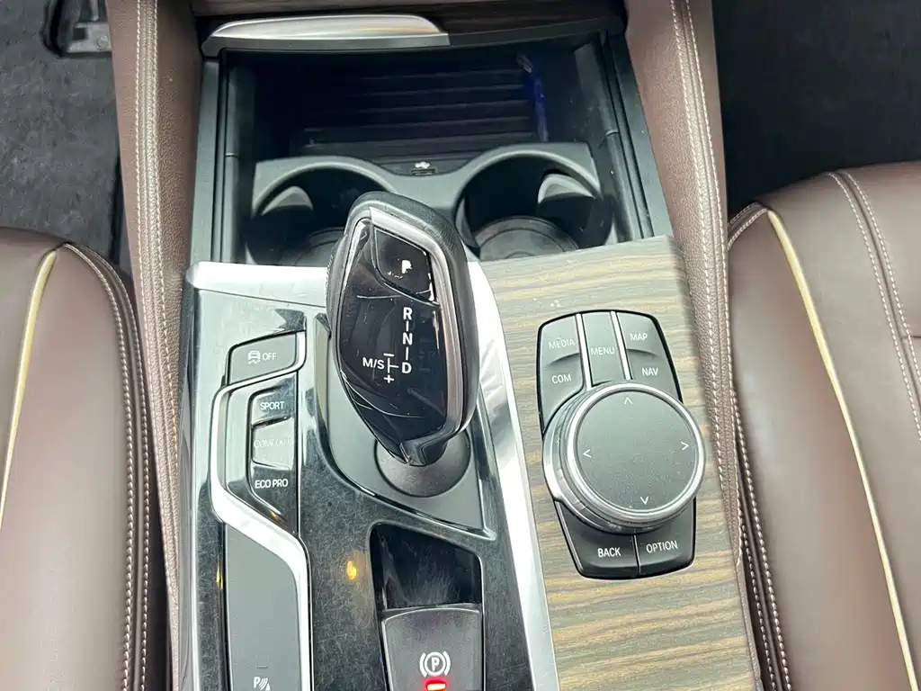 BMW 5 Series 2018 — фото 14