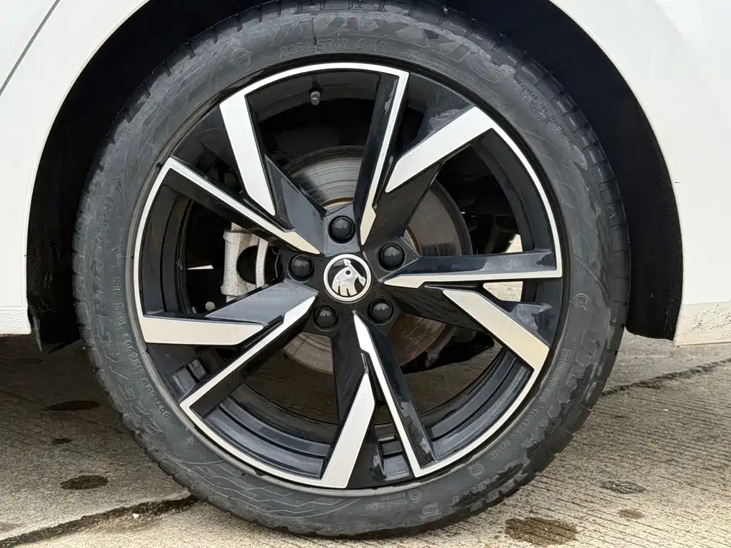 Skoda Octavia 2023 — фото 13