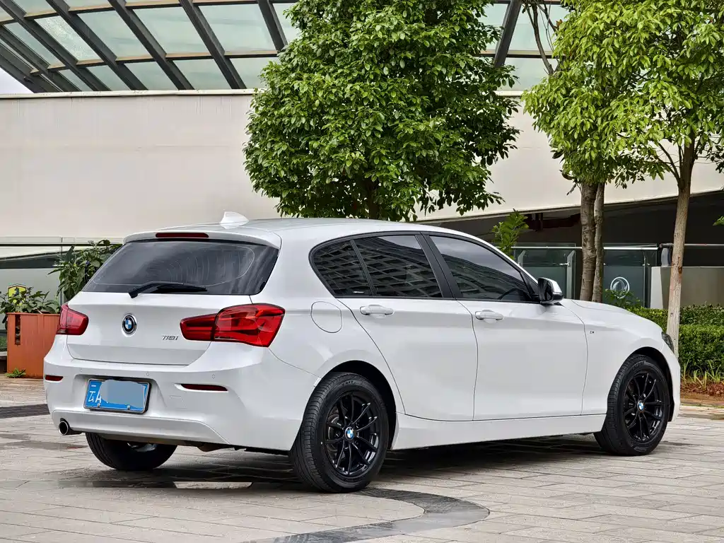 BMW 1 Series 2019 — фото 8