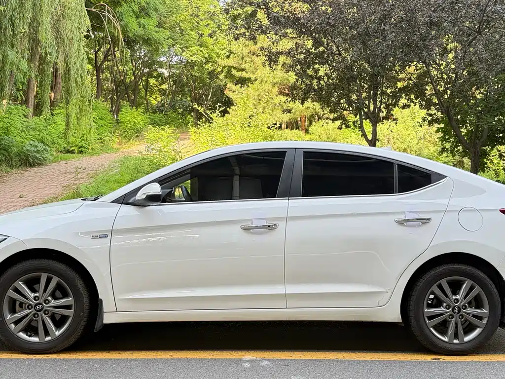 Hyundai Elantra 2016 — фото 3