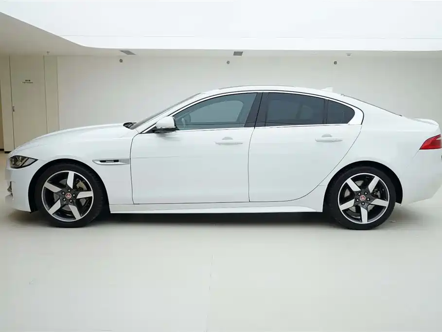 Jaguar XE 2015 — фото 3