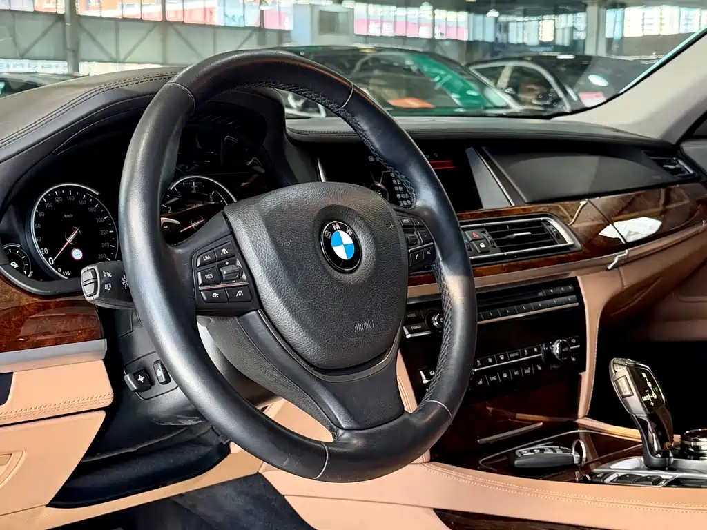 BMW 7 Series 2014 — фото 9
