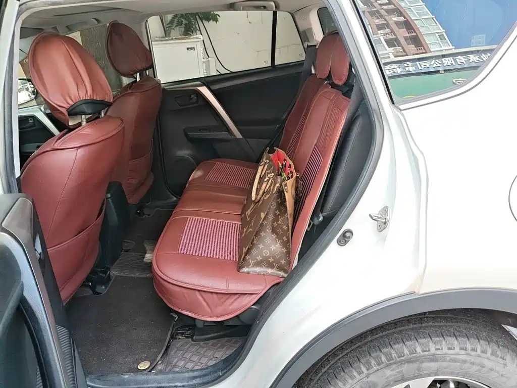 Toyota RAV4 2016 — фото 15