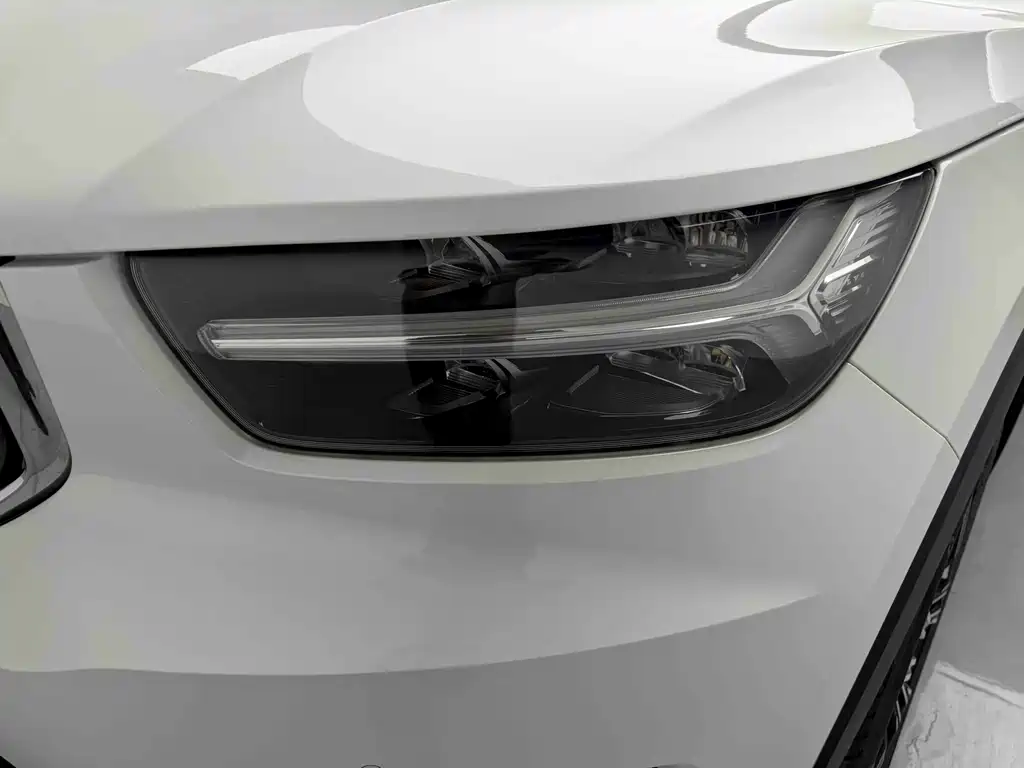 Volvo XC40 2022 — фото 11