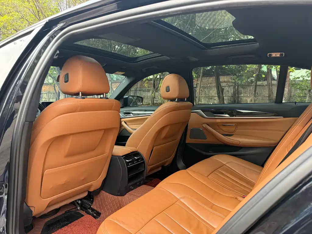 BMW 5 Series 2017 — фото 10