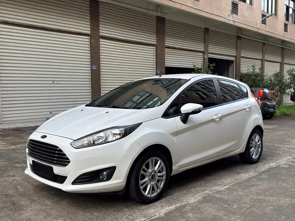 Ford Fiesta 2015 — фото 1