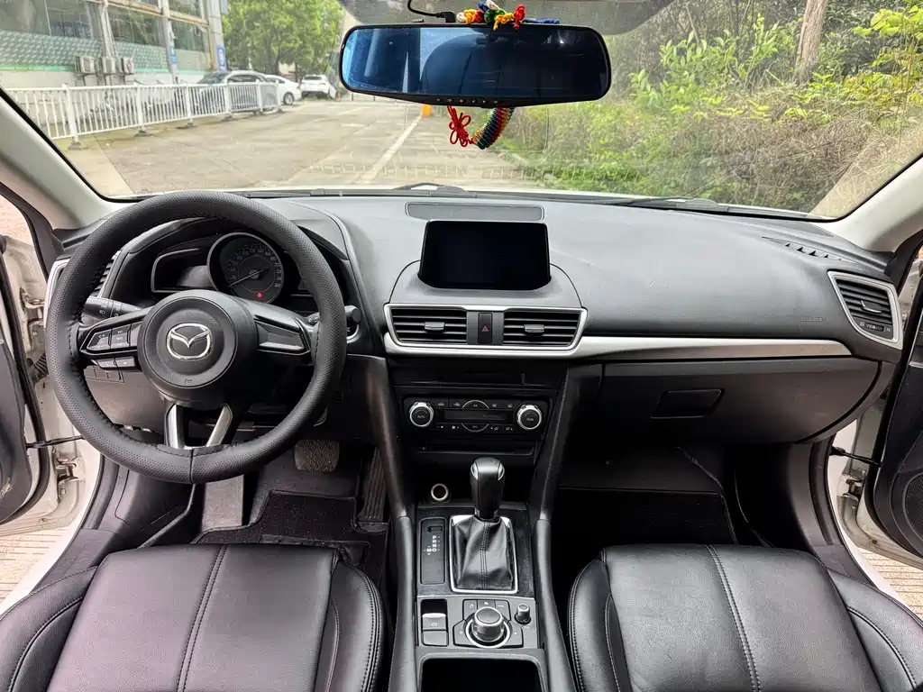 Mazda 3 Axela 2018 — фото 13