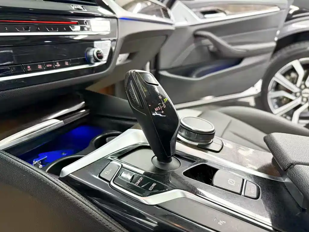 BMW 5 Series 2018 — фото 12