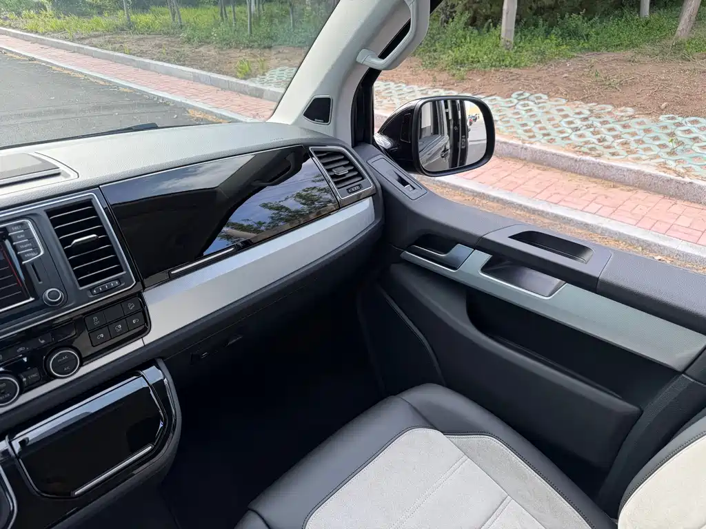 Volkswagen Multivan 2017 — фото 14