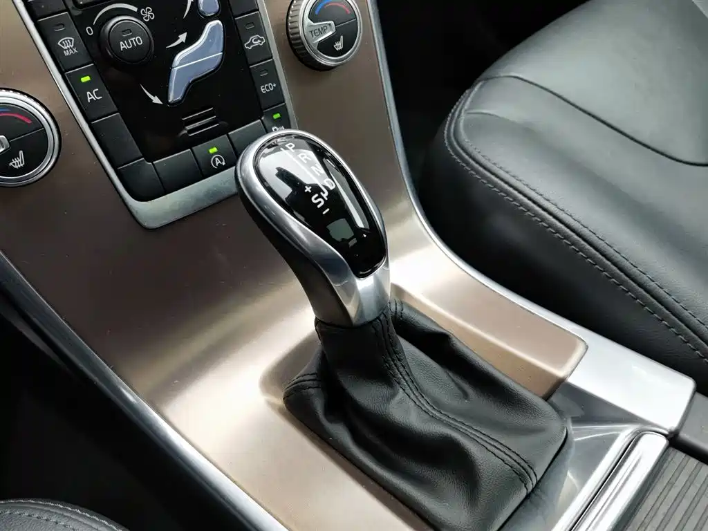 Volvo XC60 2017 — фото 13