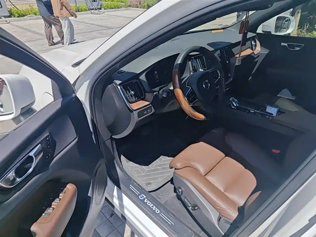 Volvo XC60 PHEV 2024 — фото 13