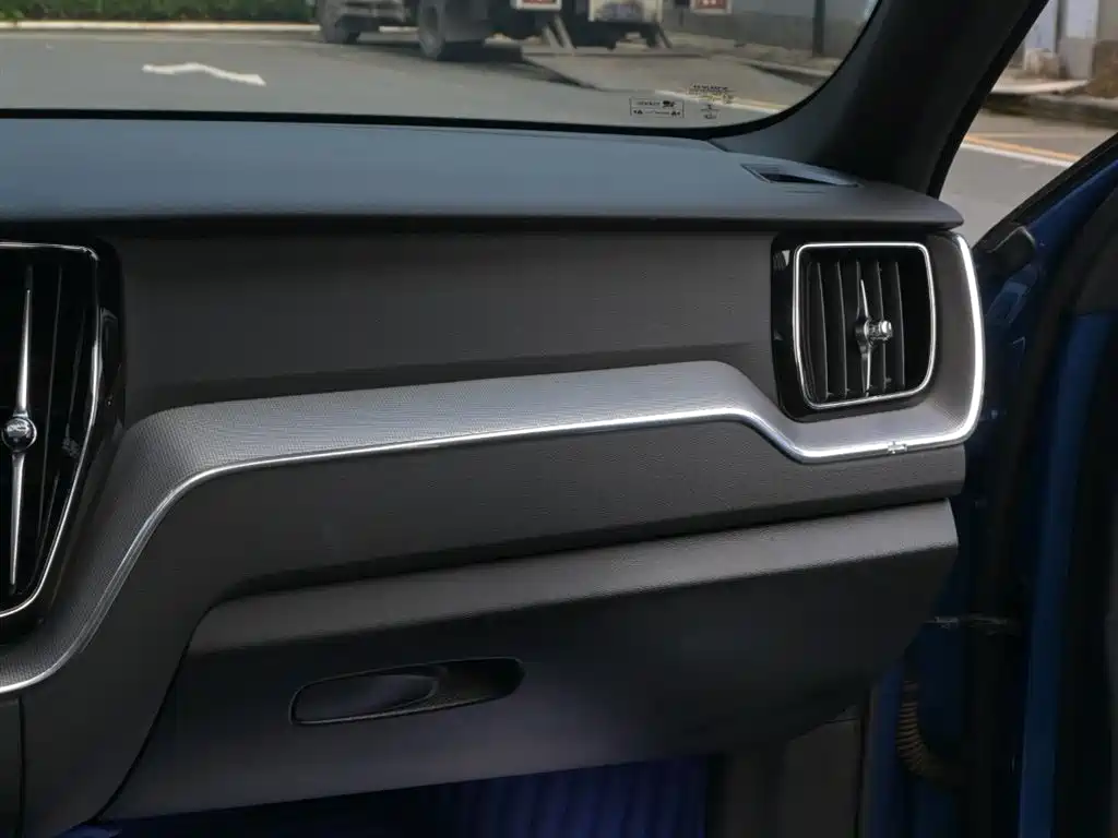 Volvo XC60 2018 — фото 20