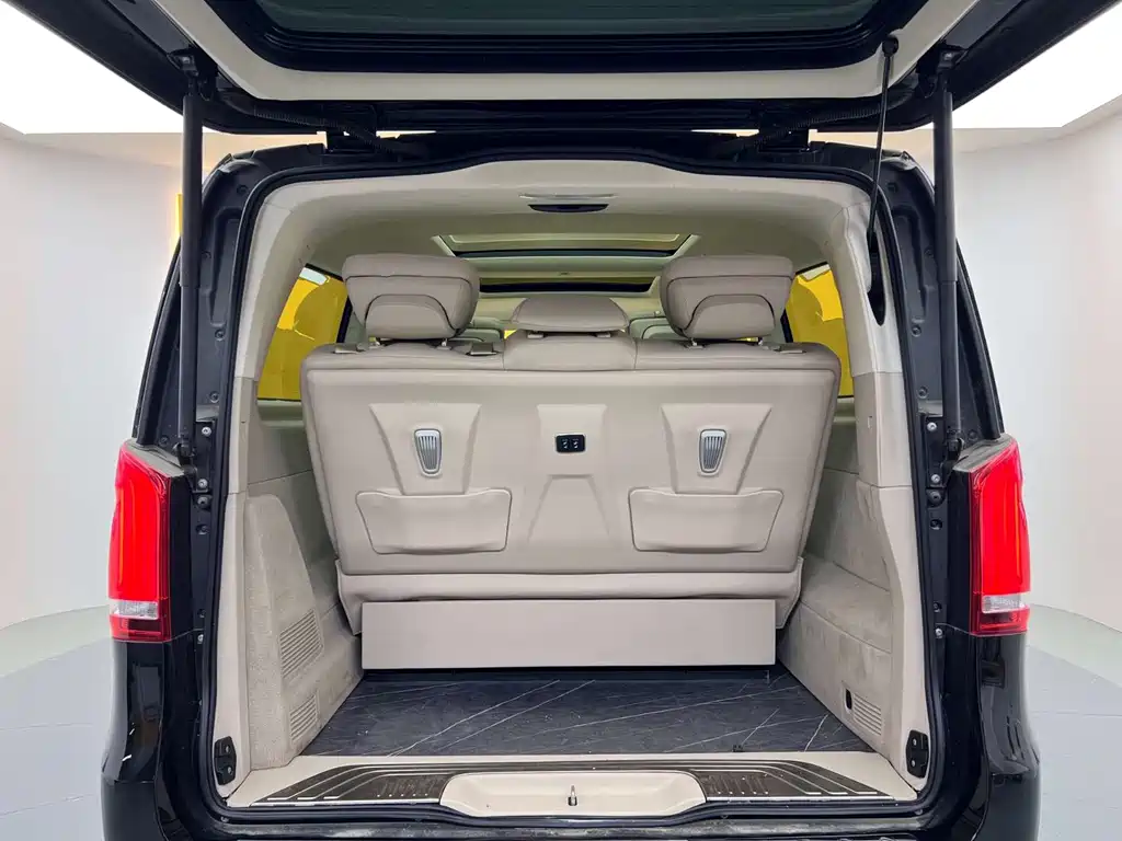Mercedes-Benz V-Class 2023 — фото 18