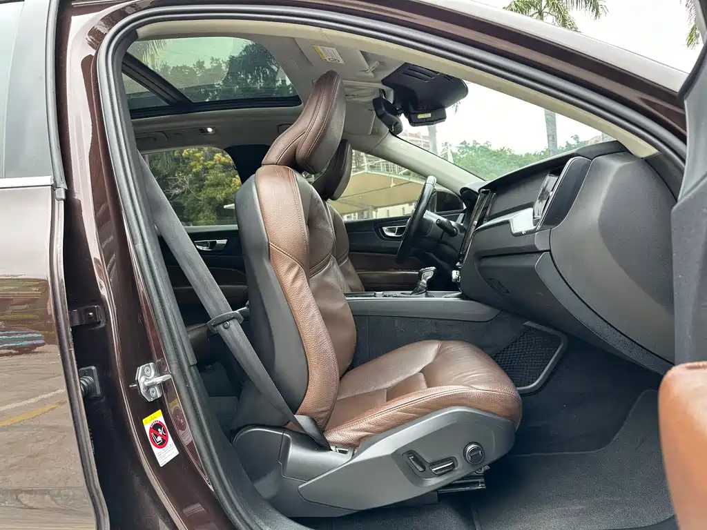 Volvo XC60 2020 — фото 12