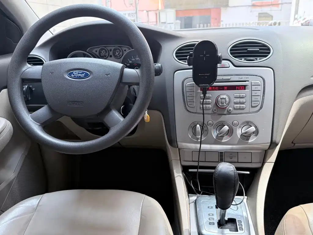 Ford Focus 2013 — фото 10