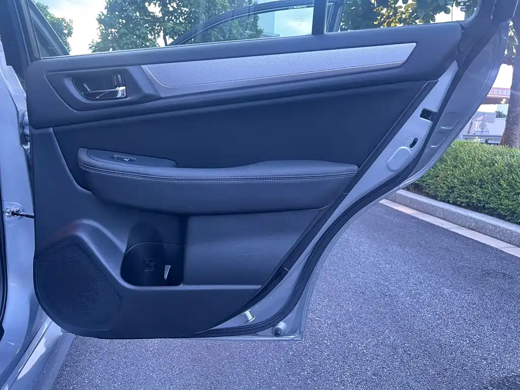 Subaru Legacy 2020 — фото 37