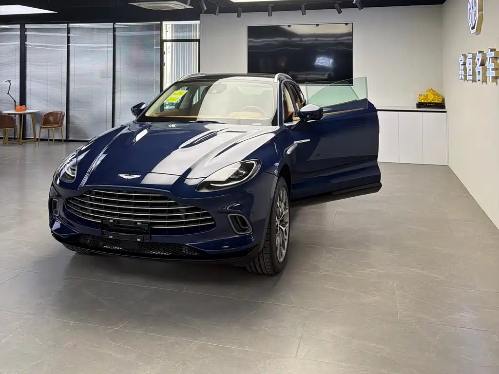 Aston Martin DBX — фото 1