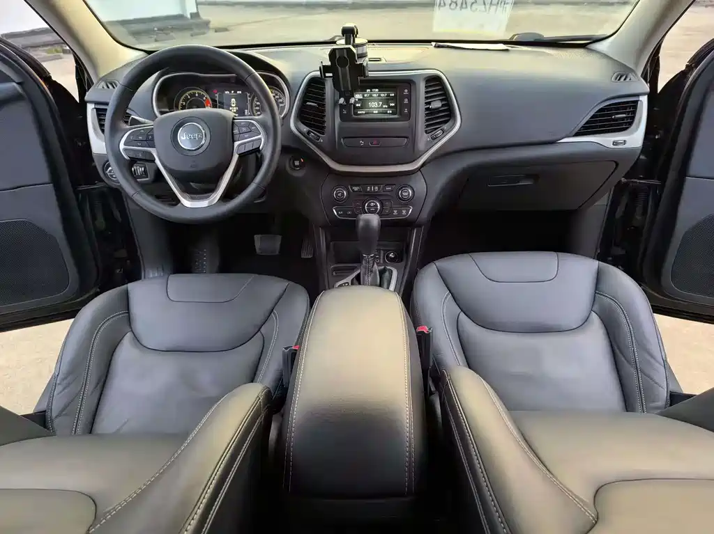 Jeep Cherokee 2017 — фото 12