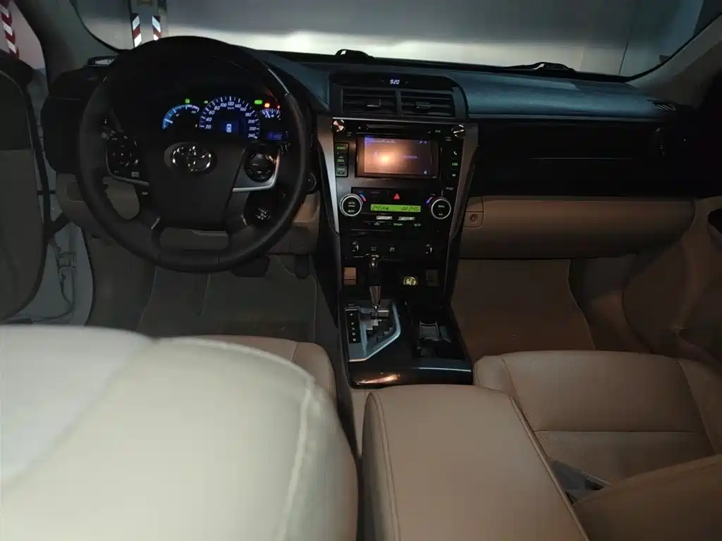 Toyota Camry 2014 — фото 13