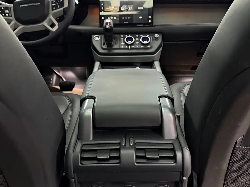 Land Rover Defender 2023 — фото 26