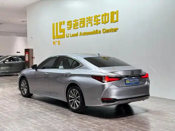Lexus ES 2024