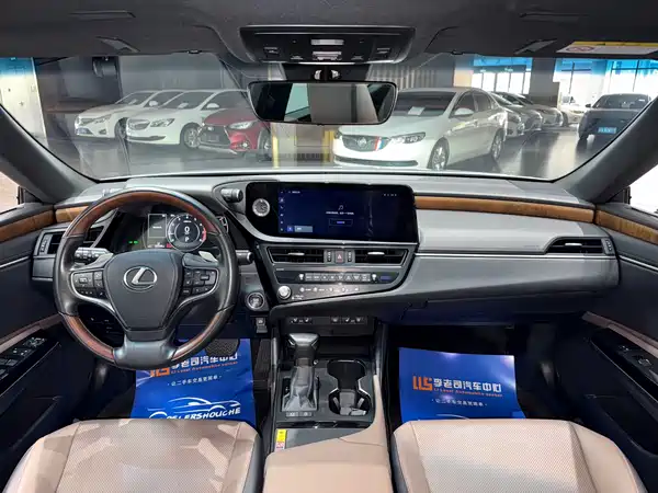 Lexus ES 2024