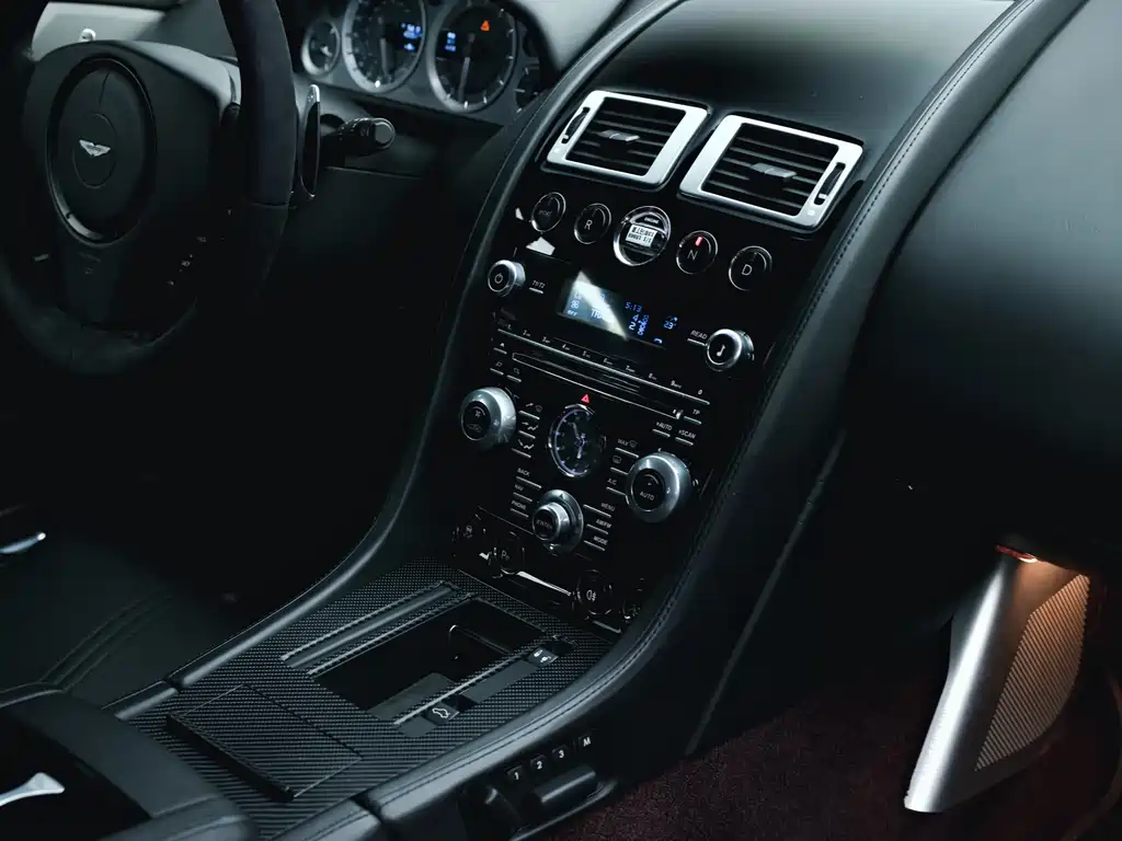 Aston Martin V8 Vantage 2013 — фото 13