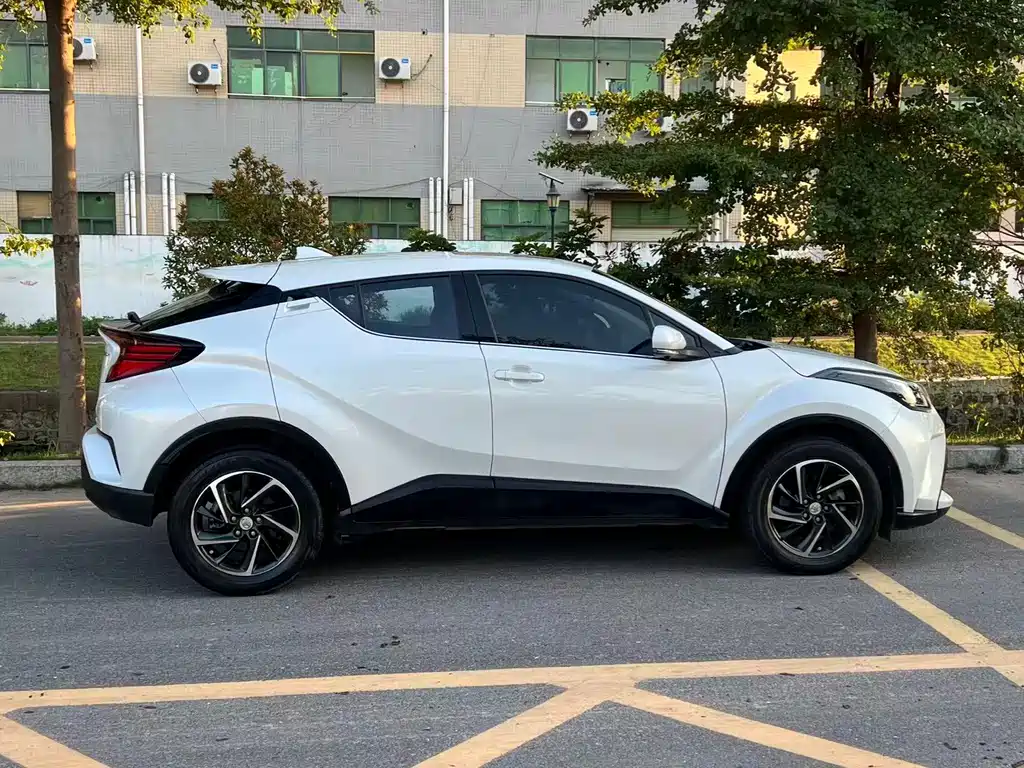 Toyota C-HR 2022 — фото 8