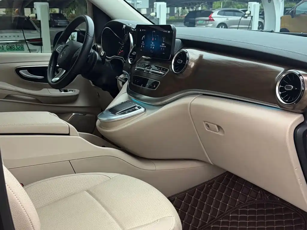 Mercedes-Benz V-Class 2021 — фото 17