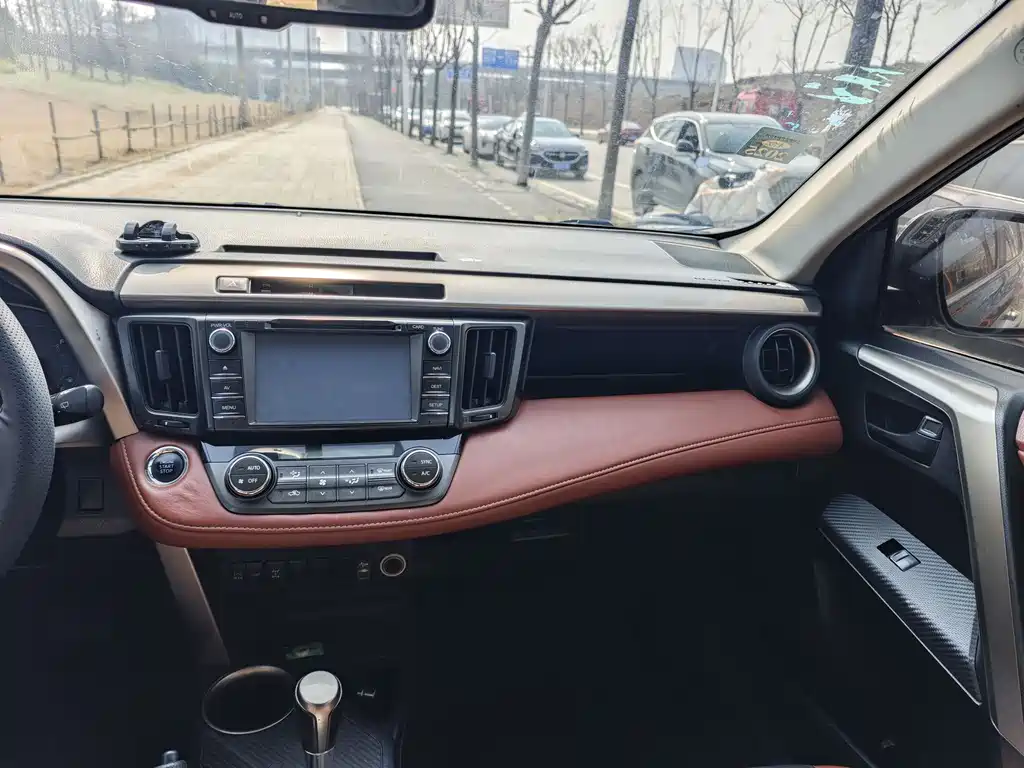 Toyota RAV4 2015 — фото 10