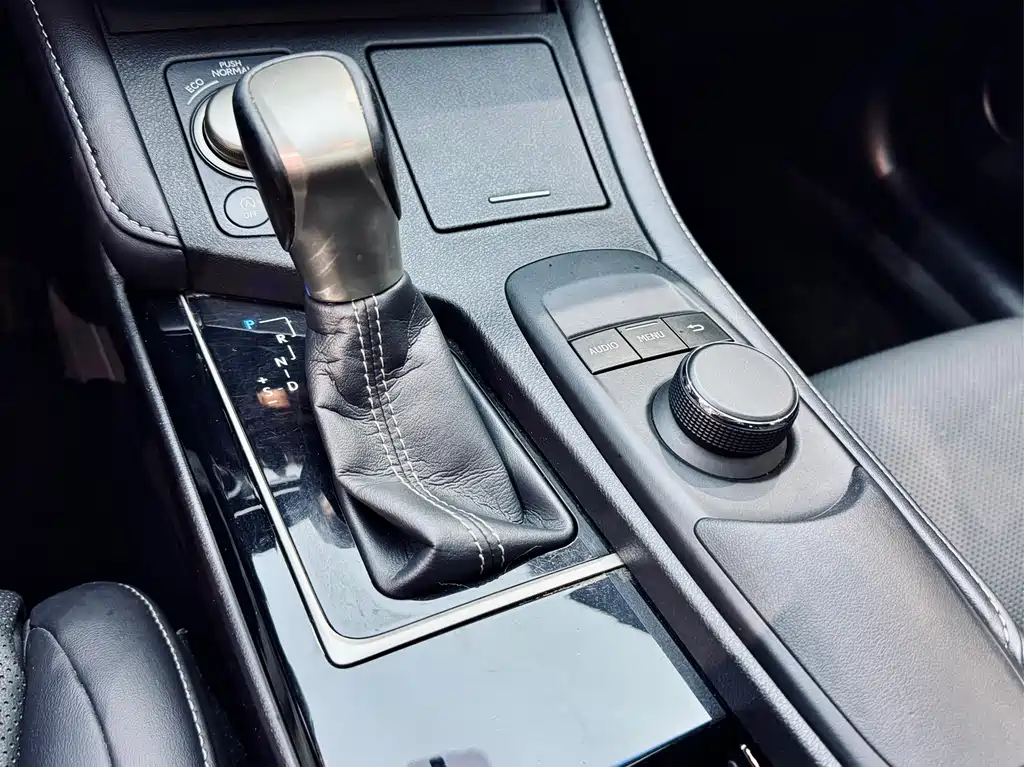 Lexus ES 2017 — фото 15