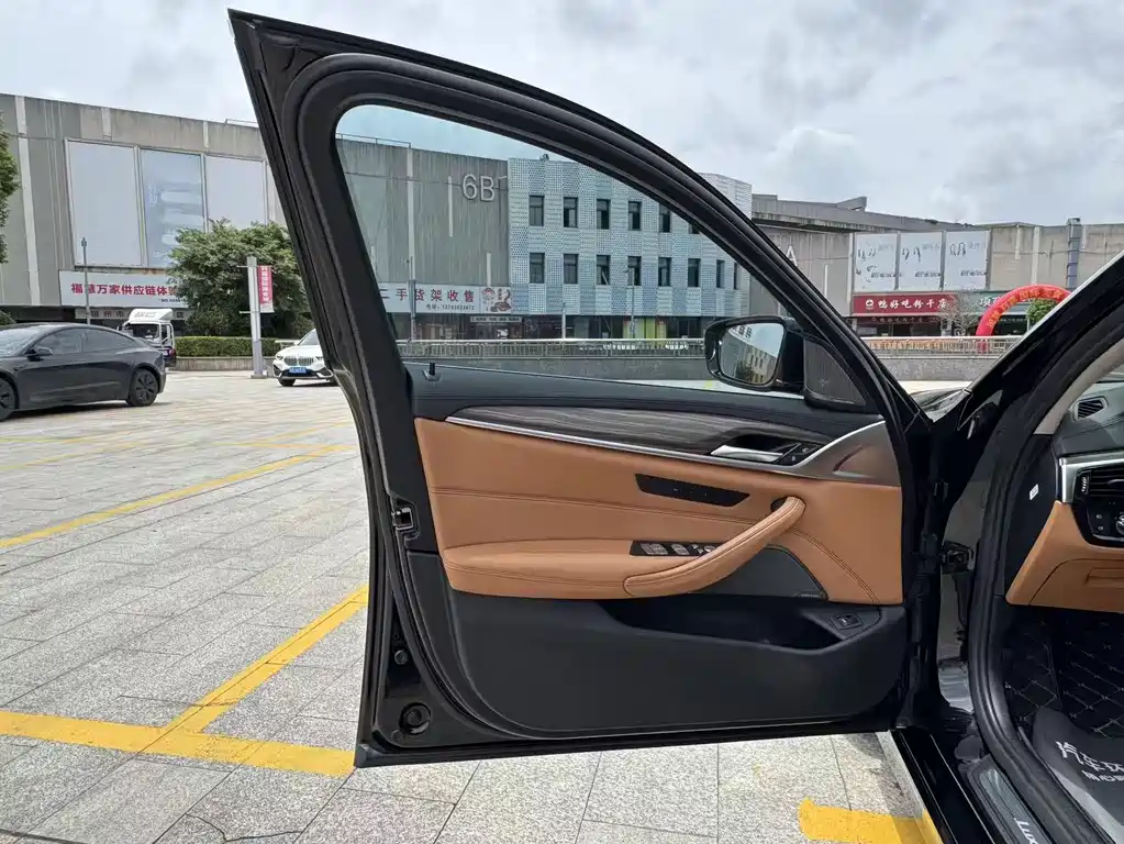 BMW 5 Series 2018 — фото 10