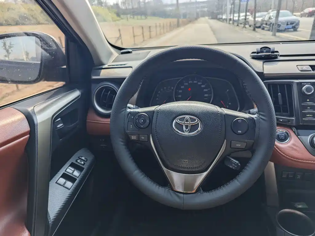 Toyota RAV4 2015 — фото 8