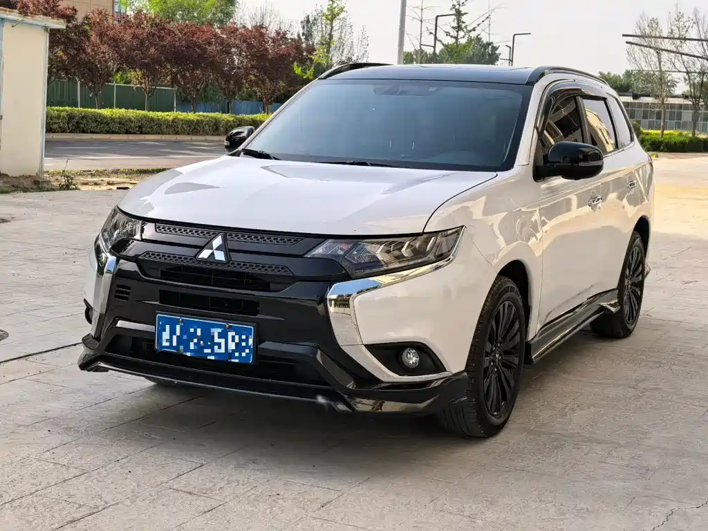 Mitsubishi Outlander 2023 — фото 1