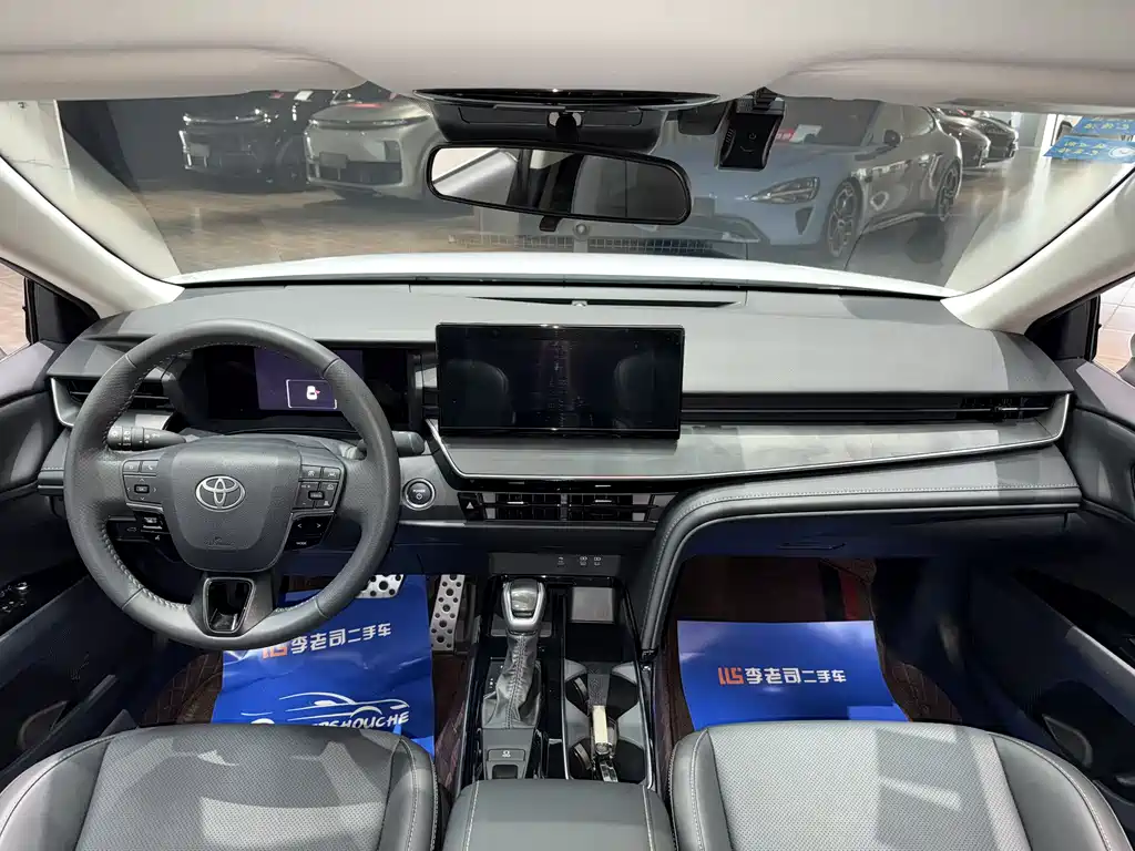 Toyota Camry 2025 — фото 3