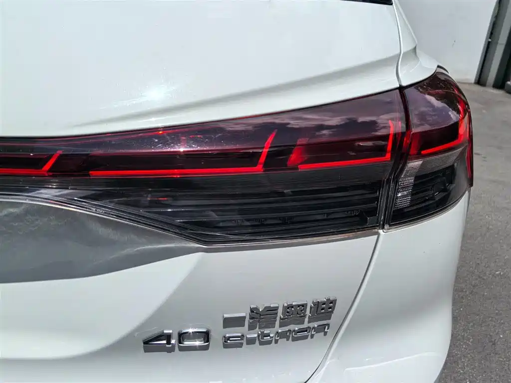 Audi Q4 e-tron 2025 — фото 23