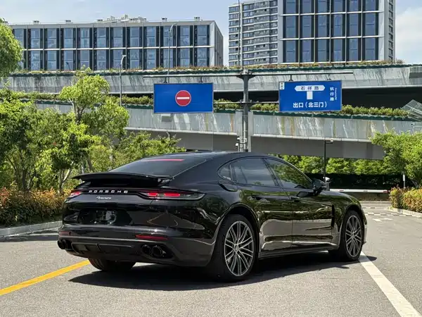 Porsche Panamera 2023
