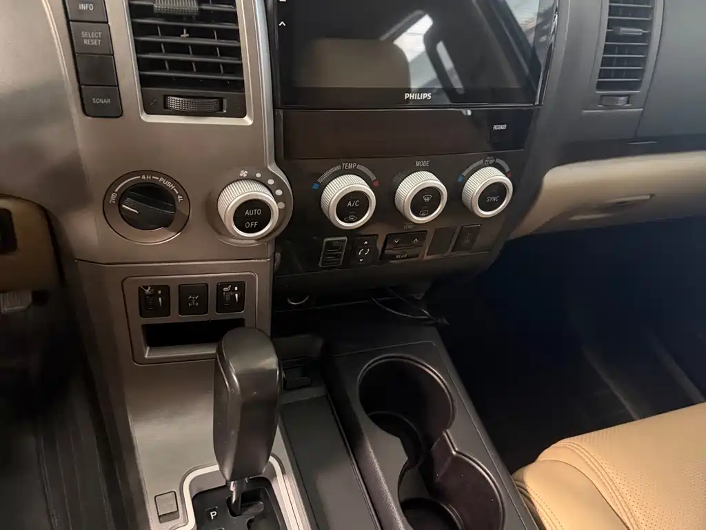 Toyota Sequoia 2015 — фото 4