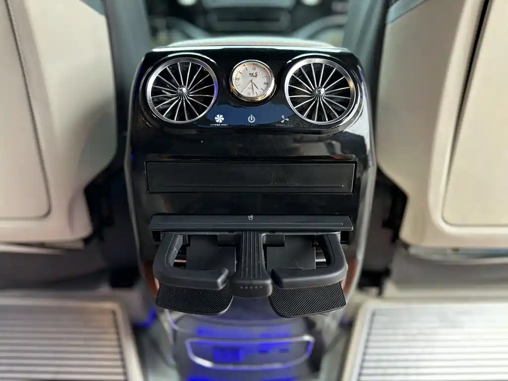 Mercedes-Benz Vito 2023 — фото 11